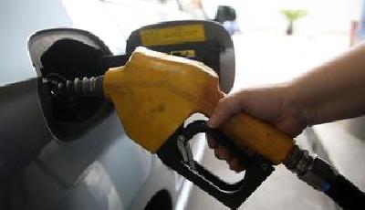 國內油價十三連跌后迎年內首漲 汽油漲0.21元