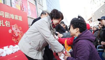 利群連續(xù)16年為困難家庭發(fā)放“愛(ài)心年貨”