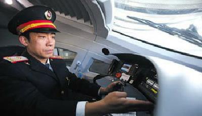 揭秘動車司機:駕駛不超4小時 不睡覺罰款680元