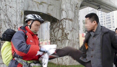 成都假驢友行乞被暴打 重點(diǎn)盯豪車【圖】