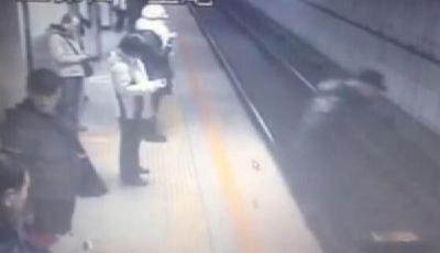 北京地鐵1號(hào)線乘客墜軌:瞬間遭碾壓身亡 