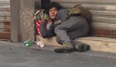 街邊流浪漢撞臉彭于晏 網(wǎng)友：醒醒起來拍戲了