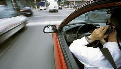 警方提示：開車接電話危險比酒駕高五倍