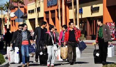 中國游客購物潮席卷全球 被戲稱"會走路的錢包"