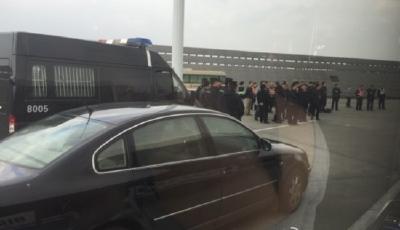 一飛北京航班迫降重慶 網友稱現場有大量警察