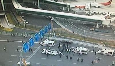 深圳機場奔馳車高架橋失控撞人 致5死21傷