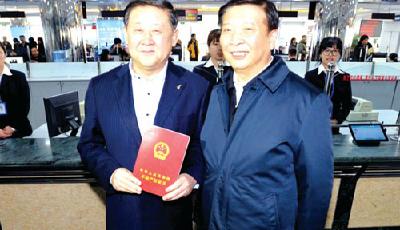 部長頒出山東“1號”證 年底前其他各區市全面登記