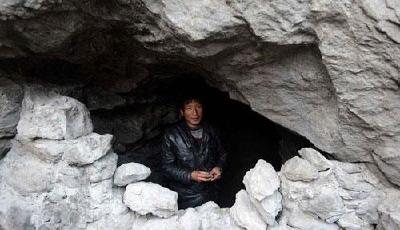 男子月入3000全寄回家 穴居山洞對家人稱住賓館