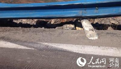 河南大巴墜崖20死13傷 剎車痕跡清晰可見