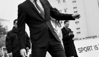 英國威廉王子上海行 與足球班學生互動秀腳法