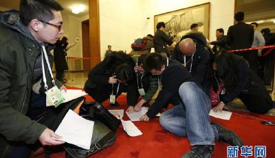 媒體記者排隊(duì)領(lǐng)取政府工作報(bào)告(組圖)
