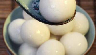 元宵“漲姿勢”：北“滾”元宵 南“包”湯圓