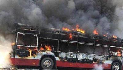 北京一輛運(yùn)通112公交車今晨自燃 無人員傷亡
