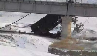 內蒙古一運煤專線列車橋上脫軌 部分車體掉落橋下