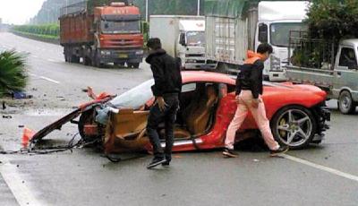 400萬法拉利撞大樹斷成兩截 車主安全被人肉