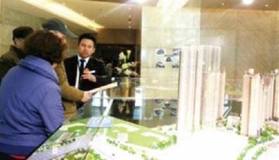 青島某樓盤降價出售 悄悄甩盤引購房者深夜排隊