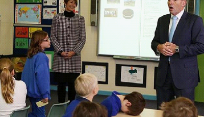 澳總理演講時小男孩無聊趴倒 走紅網絡