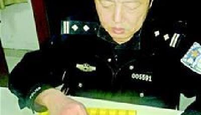 男子慪氣換五百枚硬幣繳罰款 交警卻有數幣神器