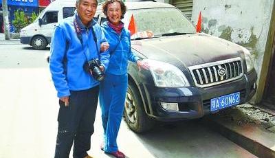 63歲老太跨國自駕游11600公里 備好單詞寫紙上