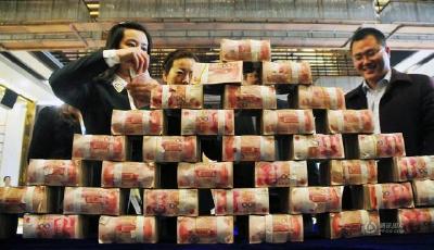 洛陽炫富土豪開發商擺800萬“現金墻”獎業主