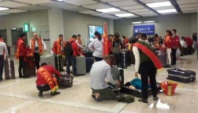 網(wǎng)曝內(nèi)地游客過境香港掛“我不購物”綬帶