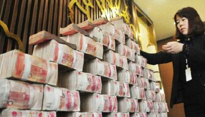 洛陽開發(fā)商擺800萬現(xiàn)金墻推廣項(xiàng)目 網(wǎng)友質(zhì)疑炒作