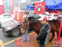 杭州展出百余輛問題車 車主抗議維權艱辛