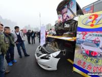 杭州展出百余輛問題車 車主抗議維權艱辛