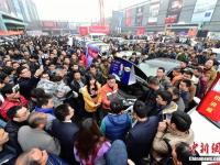 杭州展出百余輛問題車 車主抗議維權艱辛