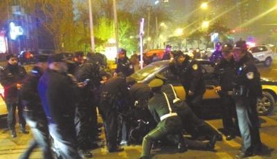 男子持槍搶王府井名表店被抓 警方稱其講外語