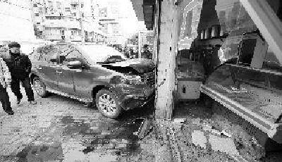 南京男子開雷諾發(fā)飆連撞兩車 撞飛店面大門