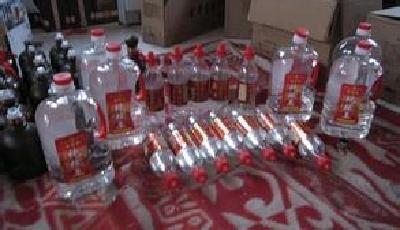 揭秘假酒流入市場過程：散裝酒廁所灌裝賣上萬