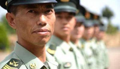 解放軍首批士官長上崗 四個級別最高可服役29年