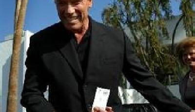 施瓦辛格在墨爾本騎車不戴頭盔 被執(zhí)勤警官攔下