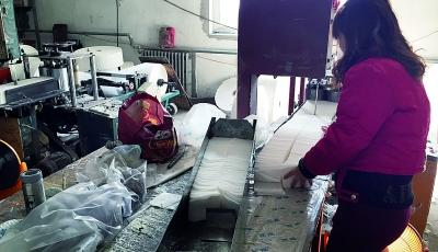 暗訪餐巾紙加工廠:原料紙地上滾 工人徒手包裝