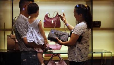 探究中國奢侈品消費者：高收入不富裕年輕群體