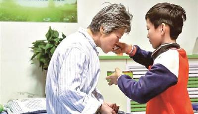 山東10歲男孩帶奶奶千里求醫 千斤重擔一肩挑