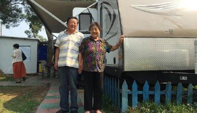 七旬老人購房車攜老伴游全國 專找長壽鄉住