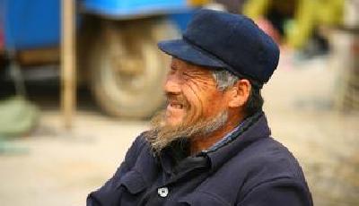 老太太改嫁后老伴去世 孫子換門鎖致其門口過夜