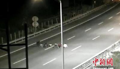 福建近20名小孩高速路當跑道 與車"躲貓貓"(圖)