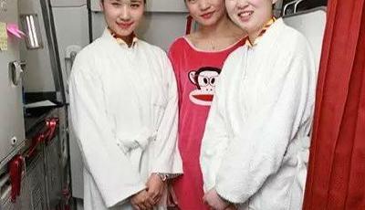 空姐身著睡衣現身飛機客艙 呼吁關注睡眠質量