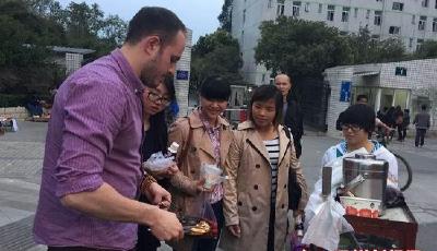 英國小伙幫老人烤蛋烘糕叫賣走紅：她像我奶奶