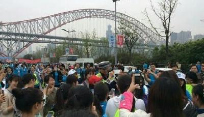 重慶交警維持秩序 因長太帥引發交通混亂