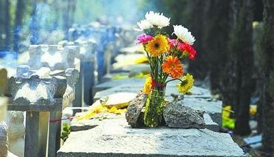 揭秘殯葬業"白色暴利"：我們根本"死不起"