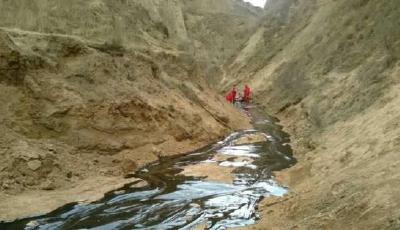 中石油長慶油田多起原油泄漏 黑色油河觸目驚心