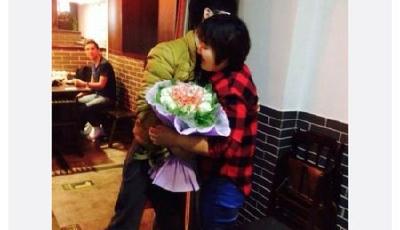 帥哥肥牛肉花求婚胖女友 網友：老娘白減肥了