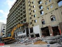 海南三亞拆除12層大型違建酒店