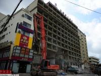 海南三亞拆除12層大型違建酒店