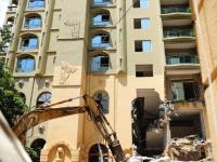 海南三亞拆除12層大型違建酒店