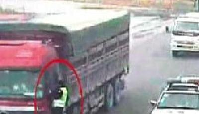 河南大貨車逆行闖崗撞警車 掛交警跑10公里